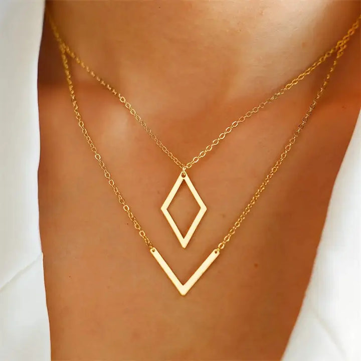 Collar elegante con colgante geométrico en forma de V - Zelira