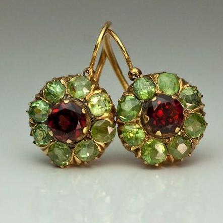Chic Pendientes redondos con cristales verdes y rojos - Zelira
