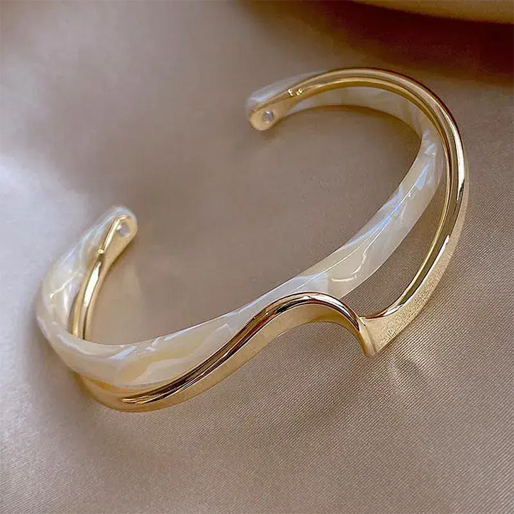Elegante pulsera abierta con esmalte blanco y oro - Zelira