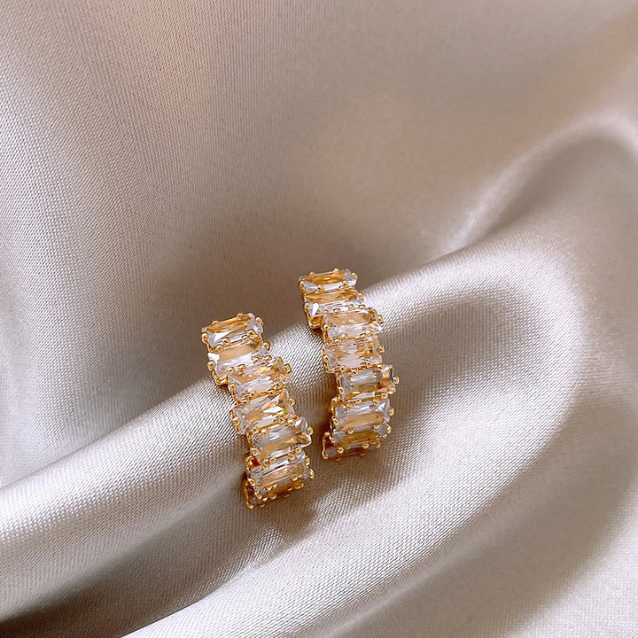 Pendientes elegantes de oro con circonitas centelleantes - Zelira