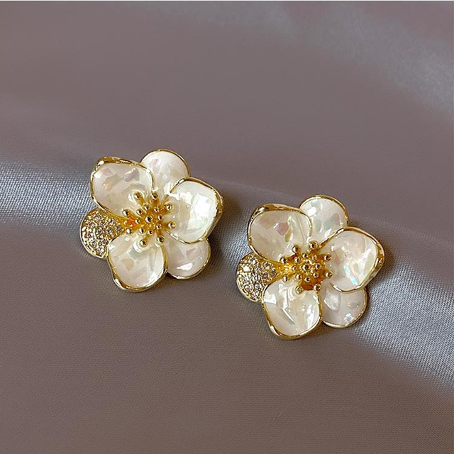 Elegantes pendientes de oro en forma de pétalos de flor - Zelira