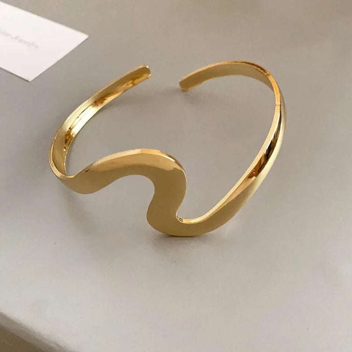 Pulsera clásica abierta con onda dorada - Zelira