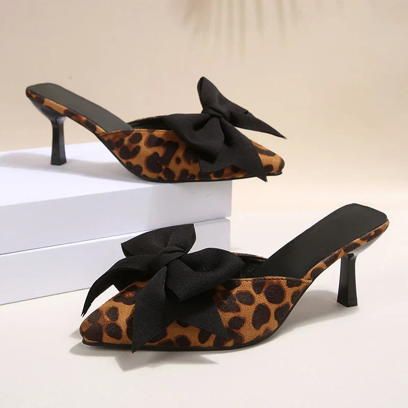 Cordula | Mules de tacón de aguja con estampado de leopardo y lazo