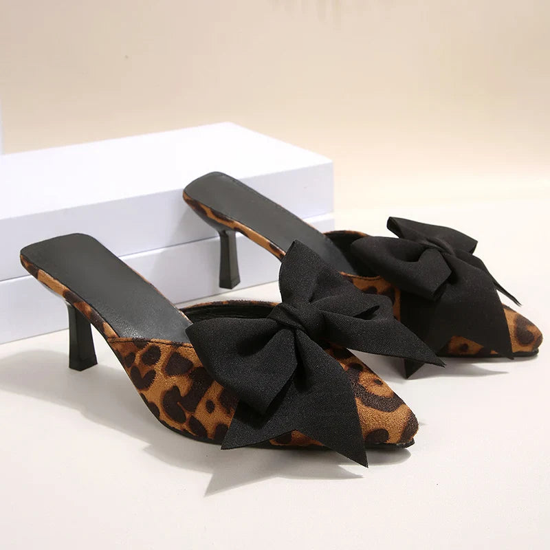 Cordula | Mules de tacón de aguja con estampado de leopardo y lazo