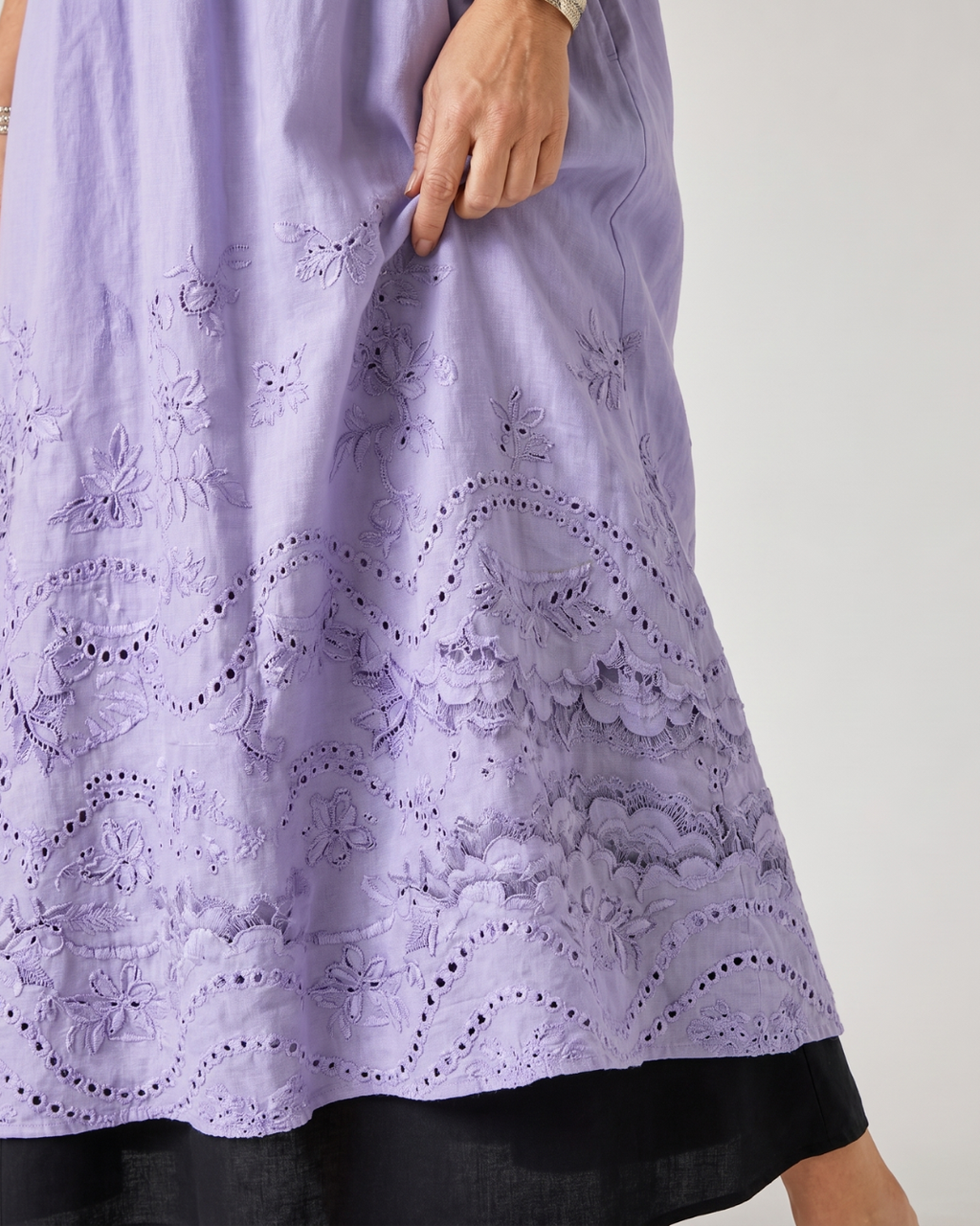 Evelin | Vestido midi boho con dobladillo bordado