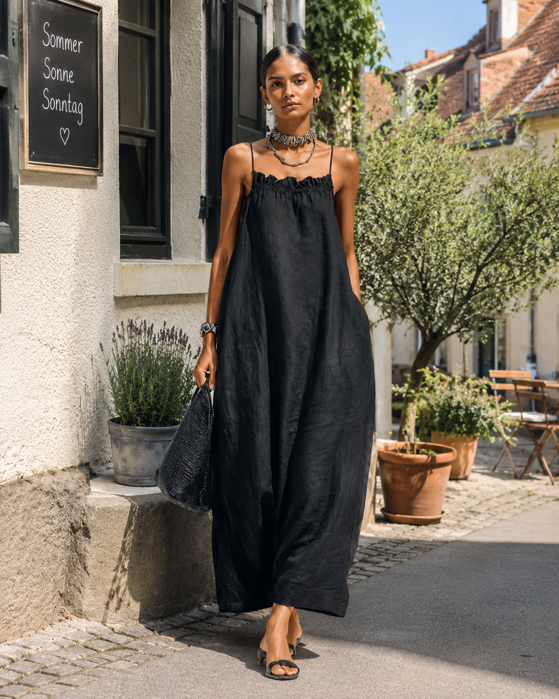 Elfriede | Vestido maxi sencillo con escote fruncido y tirantes finos