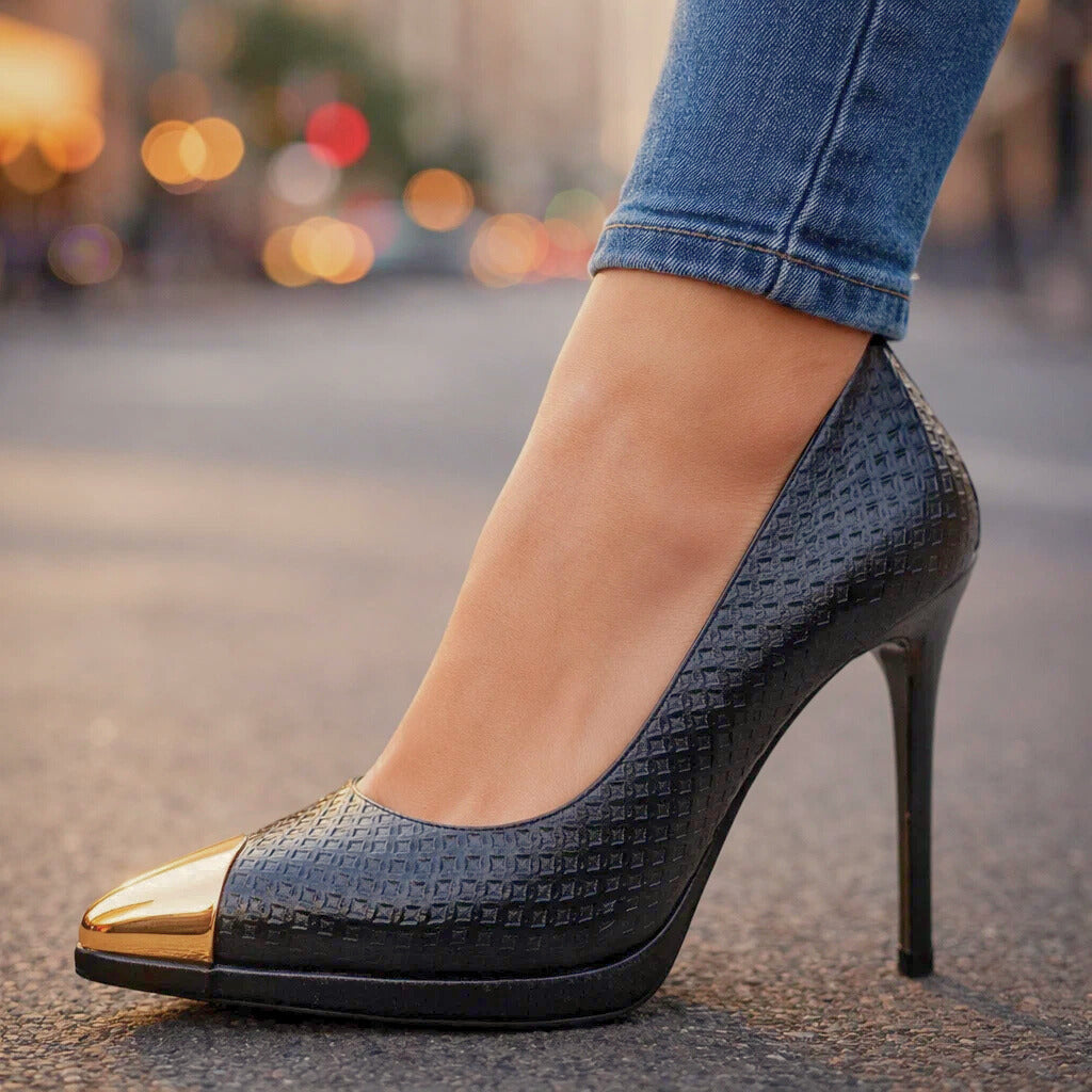 Hildegard | Zapatos de tacón de aguja de punta fina con detalle metálico dorado