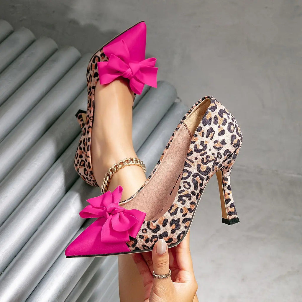 Wiltrud | Zapatos de tacón de aguja con estampado de leopardo y lazo